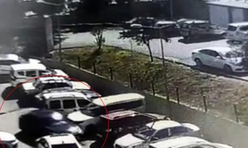 Kalp krizi geçiren sürücü hastane otoparkında 7 araca çarptı