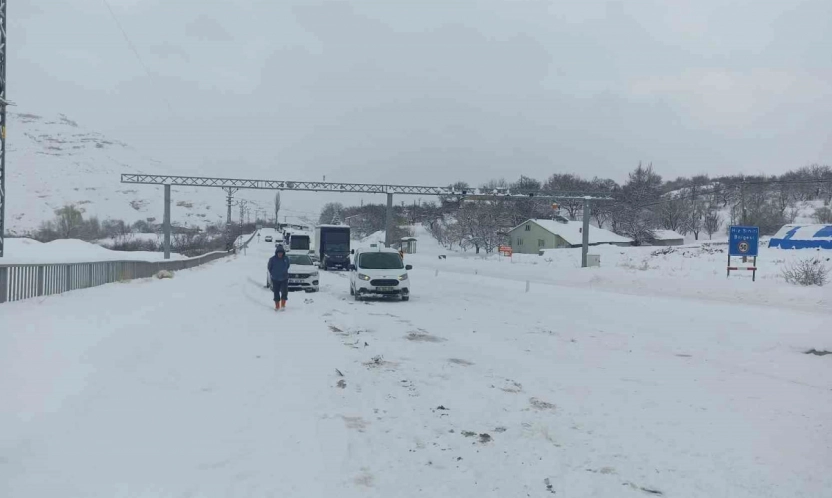 Kayseri-Malatya kara yolunda mahsur kalan yolcular, Gürün ilçesinden uğurlandı