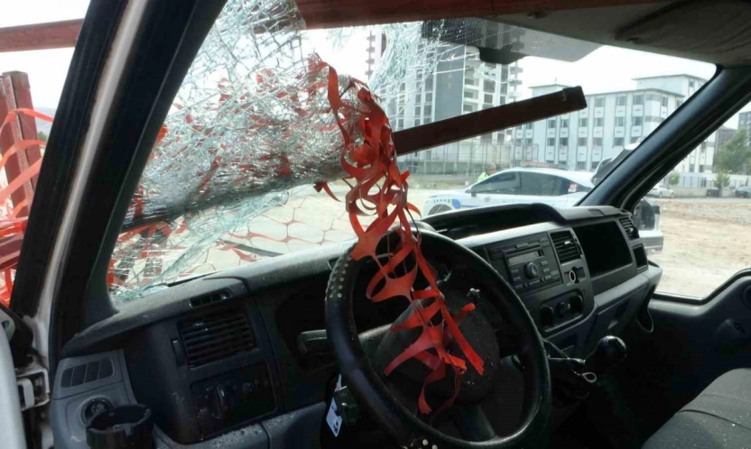 Kafasına demir korkuluk saplanan sürücü kurtarılamadı