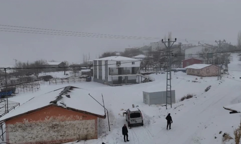 Kışın Terk Edilen Köyde Muhtar Ailesiyle Nöbet Tutuyor