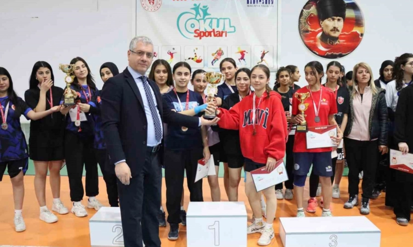 Malatya'da badminton ve futsal il şampiyonları kupalarını aldı