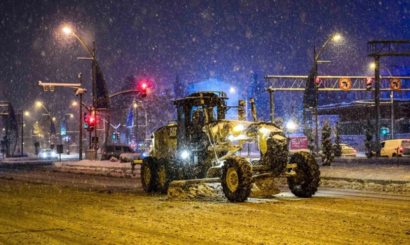 Kardan kapanan yollar açılıyor