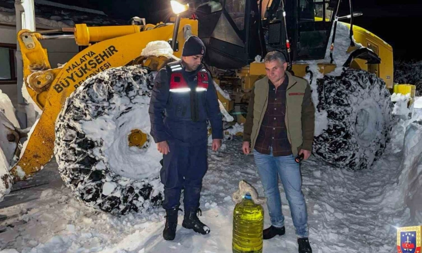 Kardan kapanan yollarda ekipler vatandaşların yardımına koştu