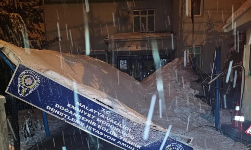 Malatya'da karın ağırlığıyla istasyon amirliğinin surdurması çöktü