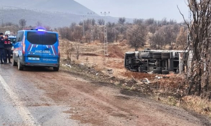 Kontrolden çıkan kamyon devrildi: 1 yaralı