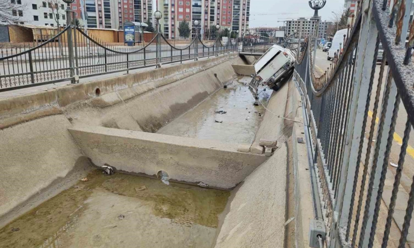 Malatya'da kontrolden çıkan pikap kanala uçtu