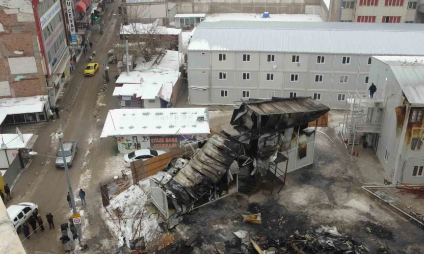 Malatya'da şantiyede çıkan yangının hasarı gündüz görüntülendi