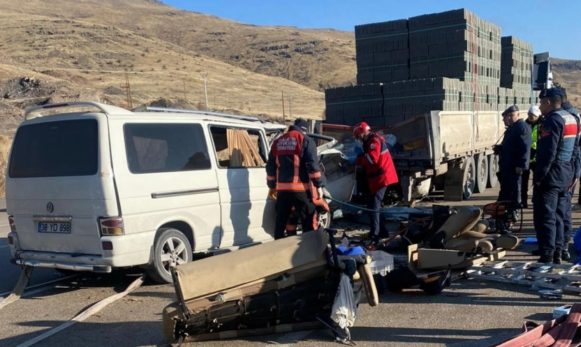 Tır ile minibüs çarpıştı: 3 ölü