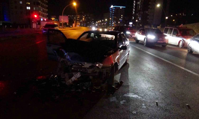 Malatya'da tır ile otomobil çarpıştı: 3 yaralı