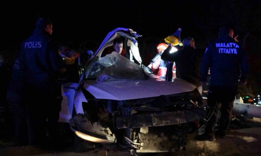 Trambüs direğine çarpan araç kağıt gibi dağıldı: 1'i ağır 2 yaralı