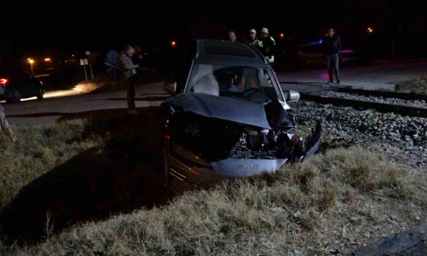 Yük treni hemzemin geçitte otomobile çarptı: 5 yaralı