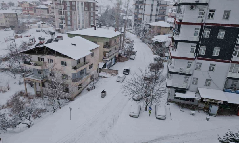 Malatya kırsalında kar kalınlığı 30 santimetreyi buldu