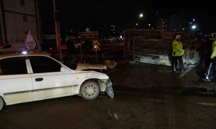 Otomobil ile çarpışan kamyonet devrildi: 1 yaralı