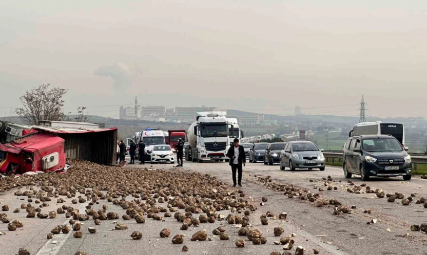 Şeker pancarı yüklü tır 2 araca çarpıp devrildi: 1'i ağır 5 yaralı