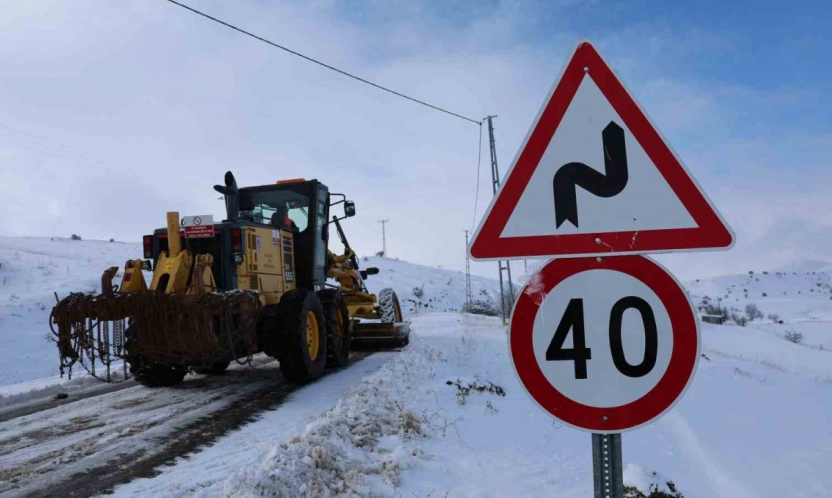 Sivas'ta karla kaplı yolda hayat kurtaran seferberlik