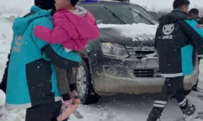 UMKE hasta kurtarmak için karlı yolları aşıyor