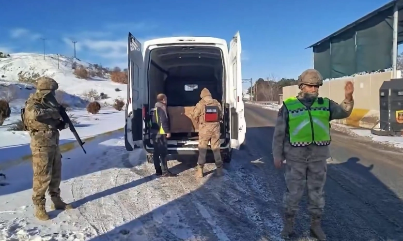Yerlikaya: 478 düzensiz göçmen ile 19 organizatör yakalandı