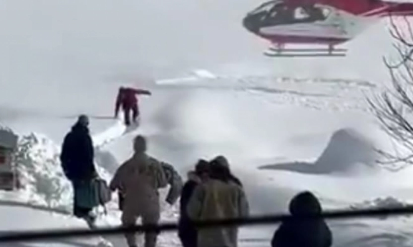 Yolu kapalı mahallede hastalanan bebek, helikopterle hastaneye ulaştırıldı